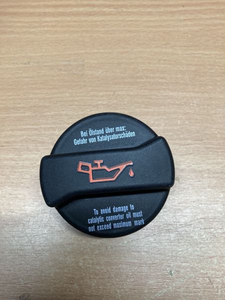 Oil cap in black with imprint Golf & Co, Polo and Passat OE ref. 026103485A